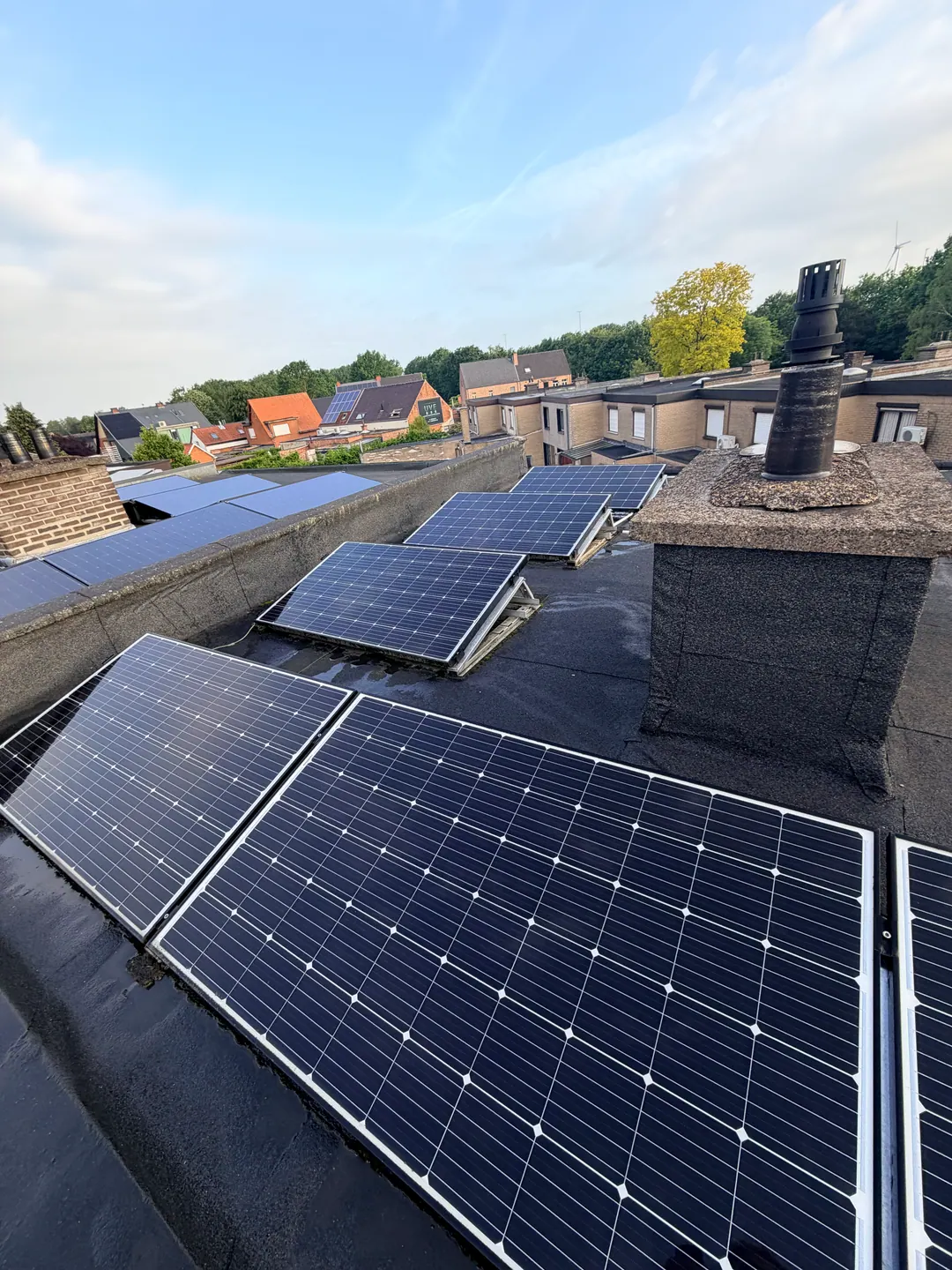 Zonnepanelen op een plat dak