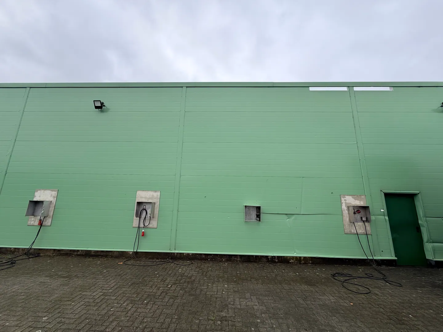 Groene bedrijfsgevel, na reiniging