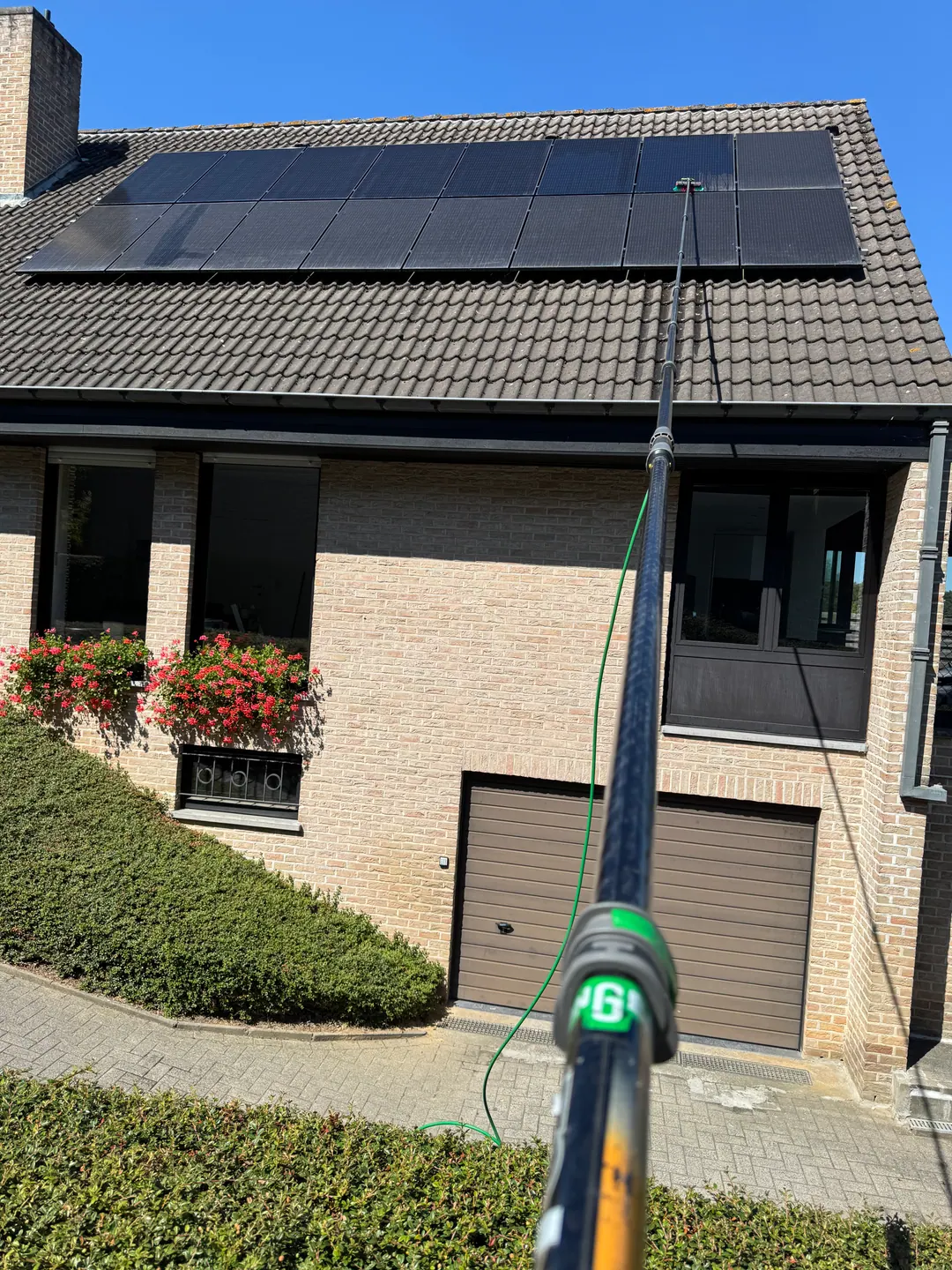 Zonnepanelen · tijdens het werk