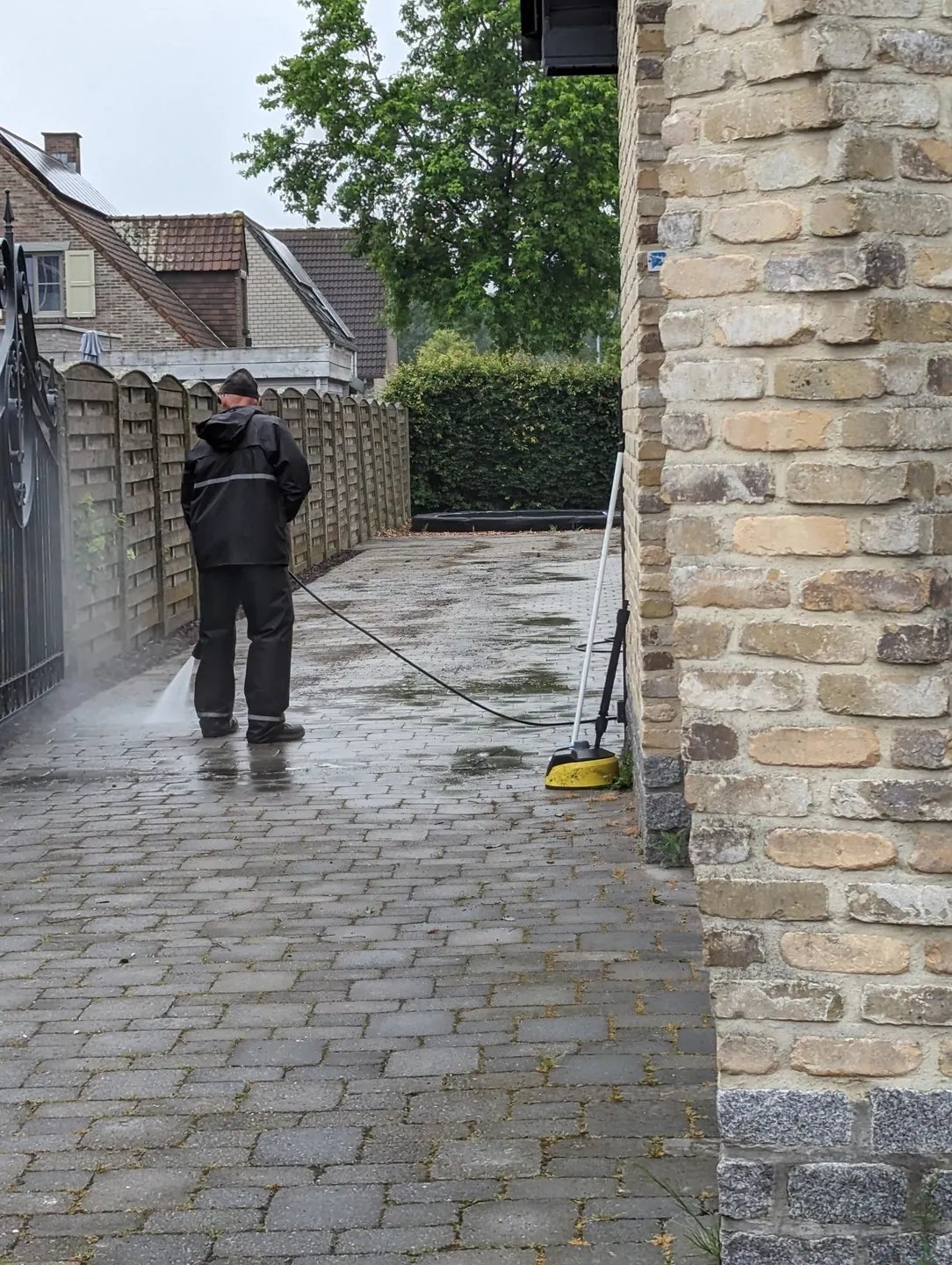 Tuinpad reinigen · tijdens het werk